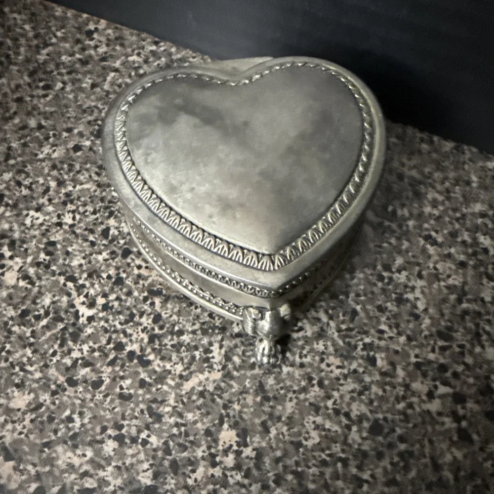 Vintage Victorian-Style Heart Jewelry Box Silver-Tone‎ Lion Head Feet 4